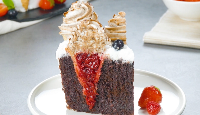 Esponjoso pastel de chocolate con cerezas, crema y conos de helado